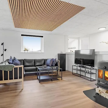 4 Bedroom Awesome In בית נופש *
