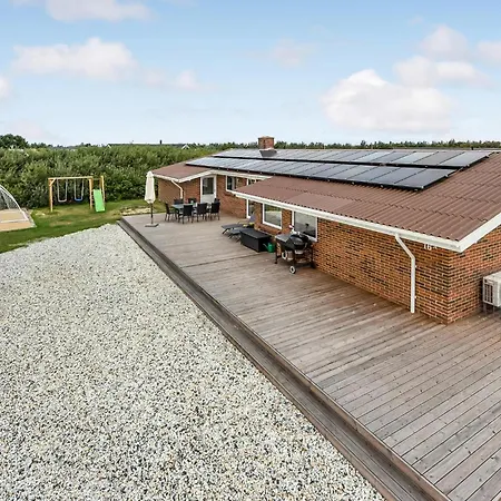 4 Bedroom Awesome In Сasa de vacaciones